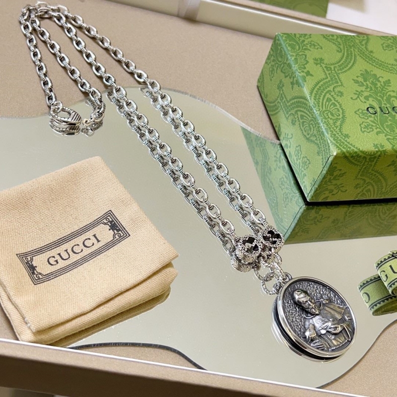 G*u*i necklaces